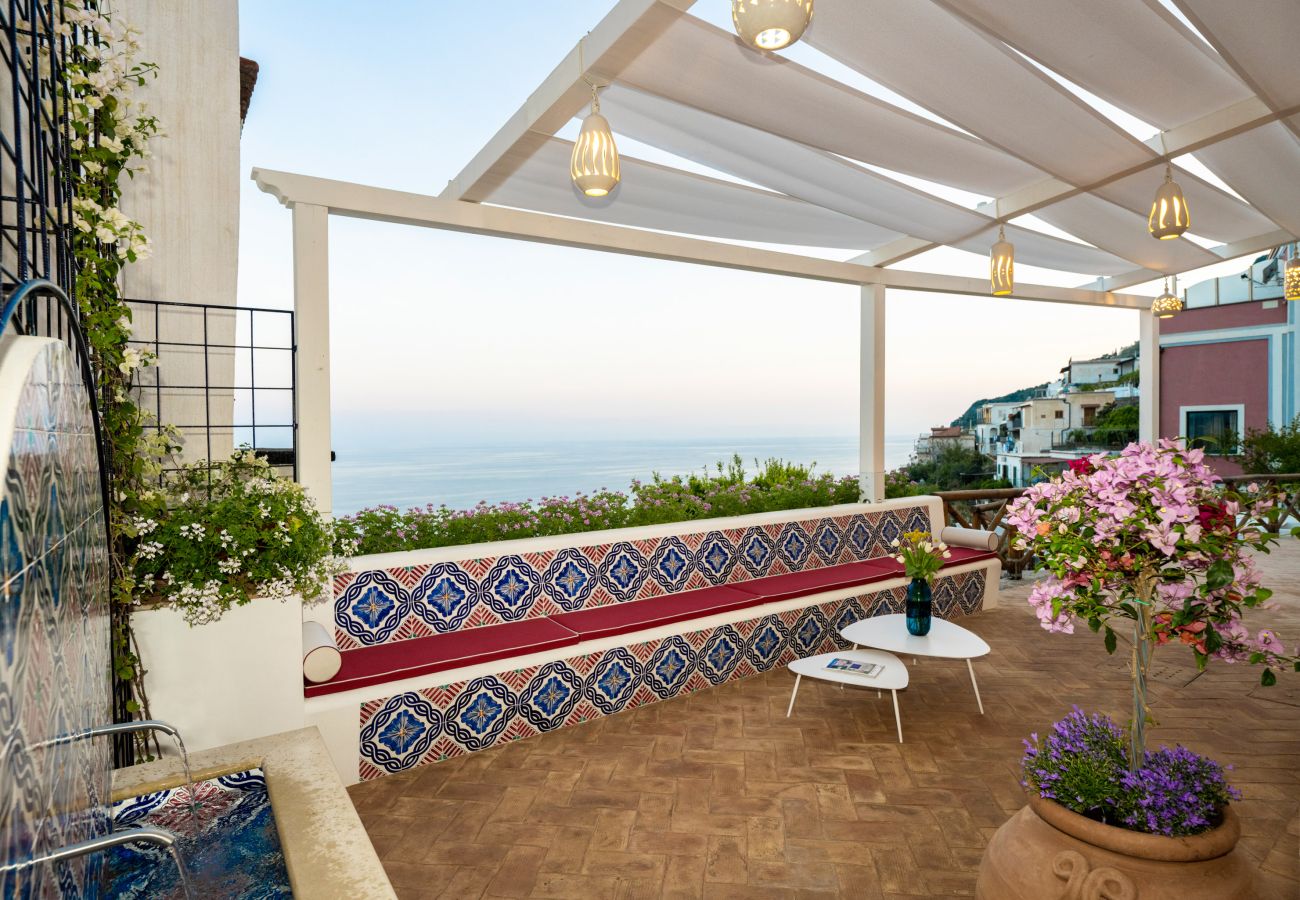 Villa a Praiano - AMORE RENTALS - Villa Mare Blu con Piscina Interna Riscaldata, Vista Mare e Colazione