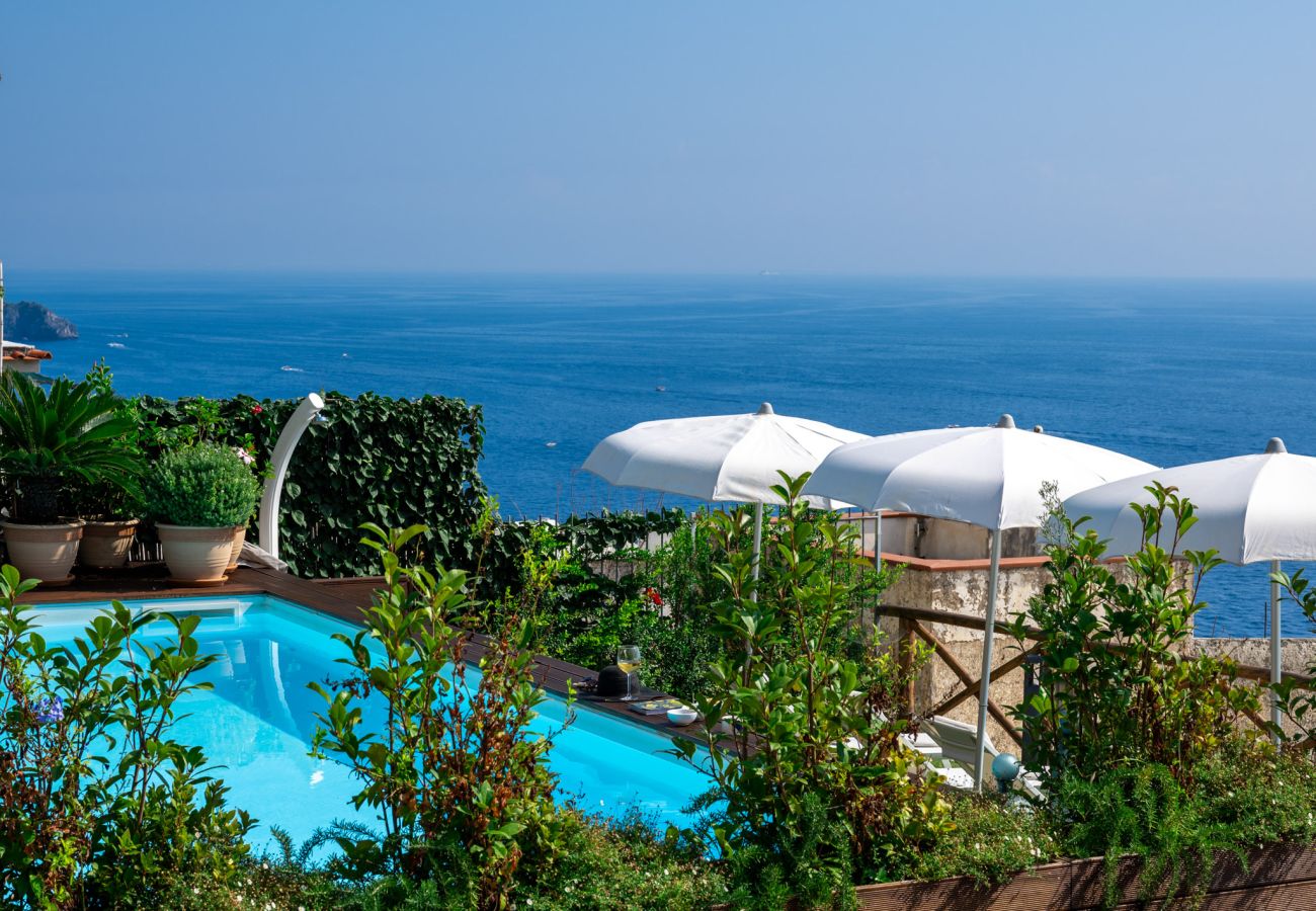 Villa a Praiano - AMORE RENTALS - Villa Mare Blu con Piscina Interna Riscaldata, Vista Mare e Colazione