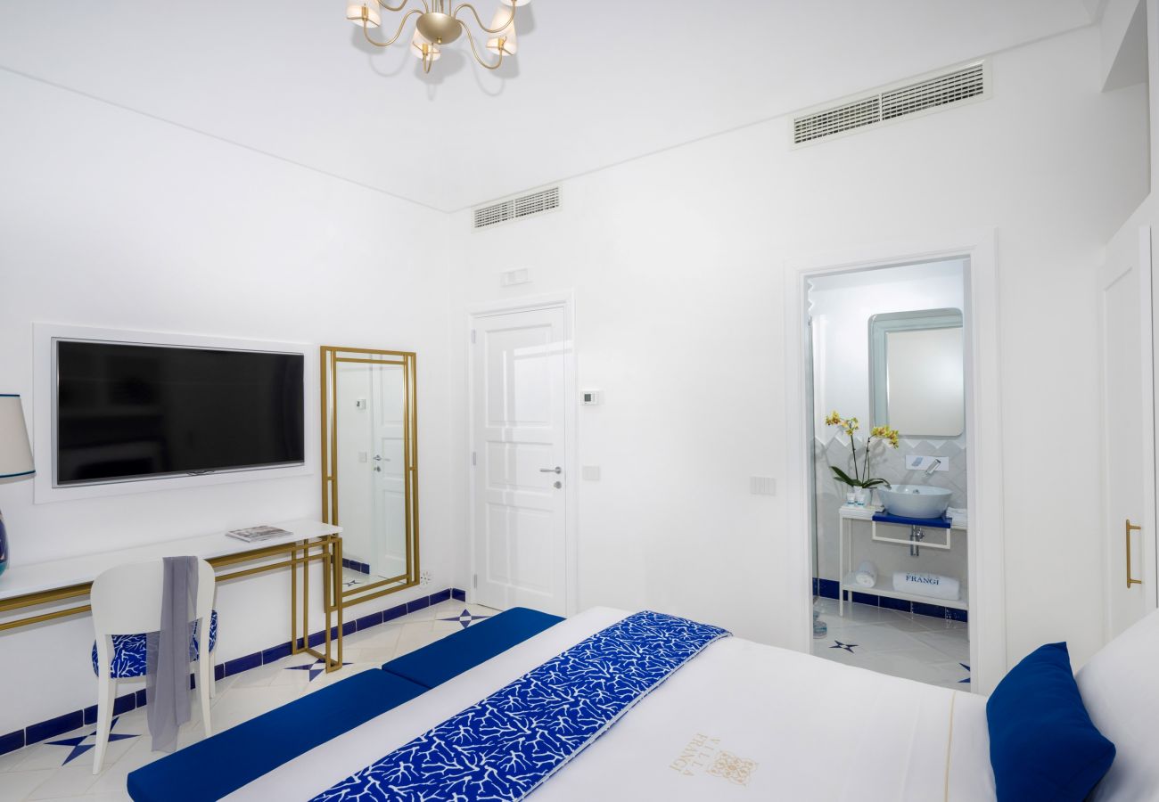Villa a Praiano - AMORE RENTALS - Villa Mare Blu con Piscina Interna Riscaldata, Vista Mare e Colazione