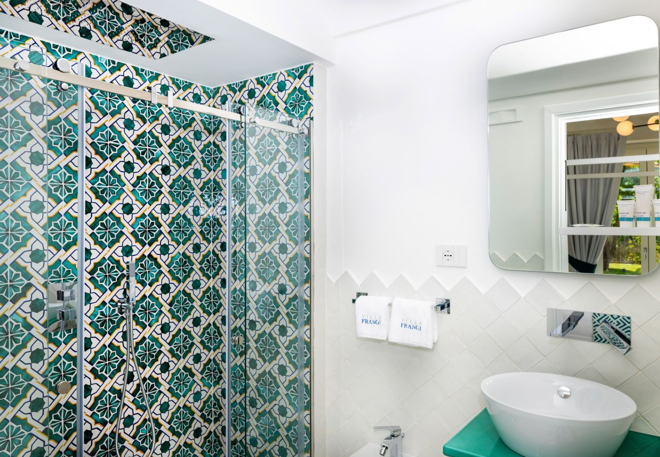 Villa a Praiano - AMORE RENTALS - Villa Mare Blu con Piscina Interna Riscaldata, Vista Mare e Colazione