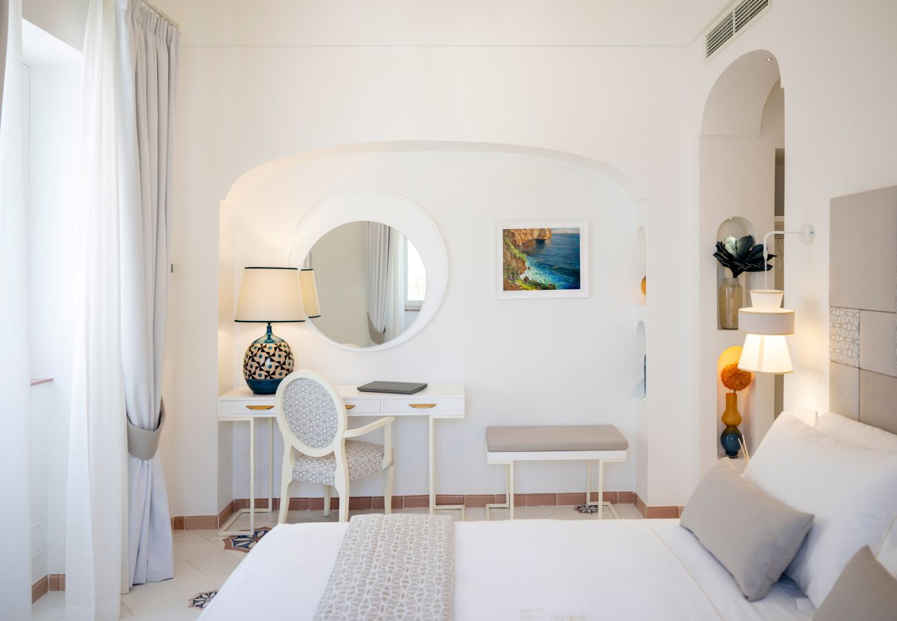 Villa a Praiano - AMORE RENTALS - Villa Mare Blu con Piscina Interna Riscaldata, Vista Mare e Colazione