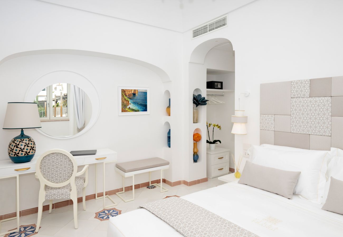 Villa a Praiano - AMORE RENTALS - Villa Mare Blu con Piscina Interna Riscaldata, Vista Mare e Colazione
