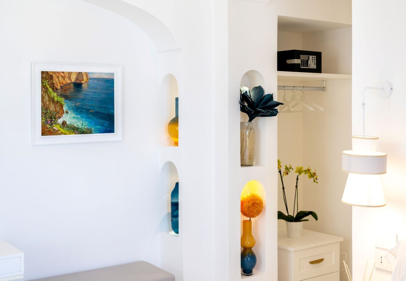 Villa a Praiano - AMORE RENTALS - Villa Mare Blu con Piscina Interna Riscaldata, Vista Mare e Colazione