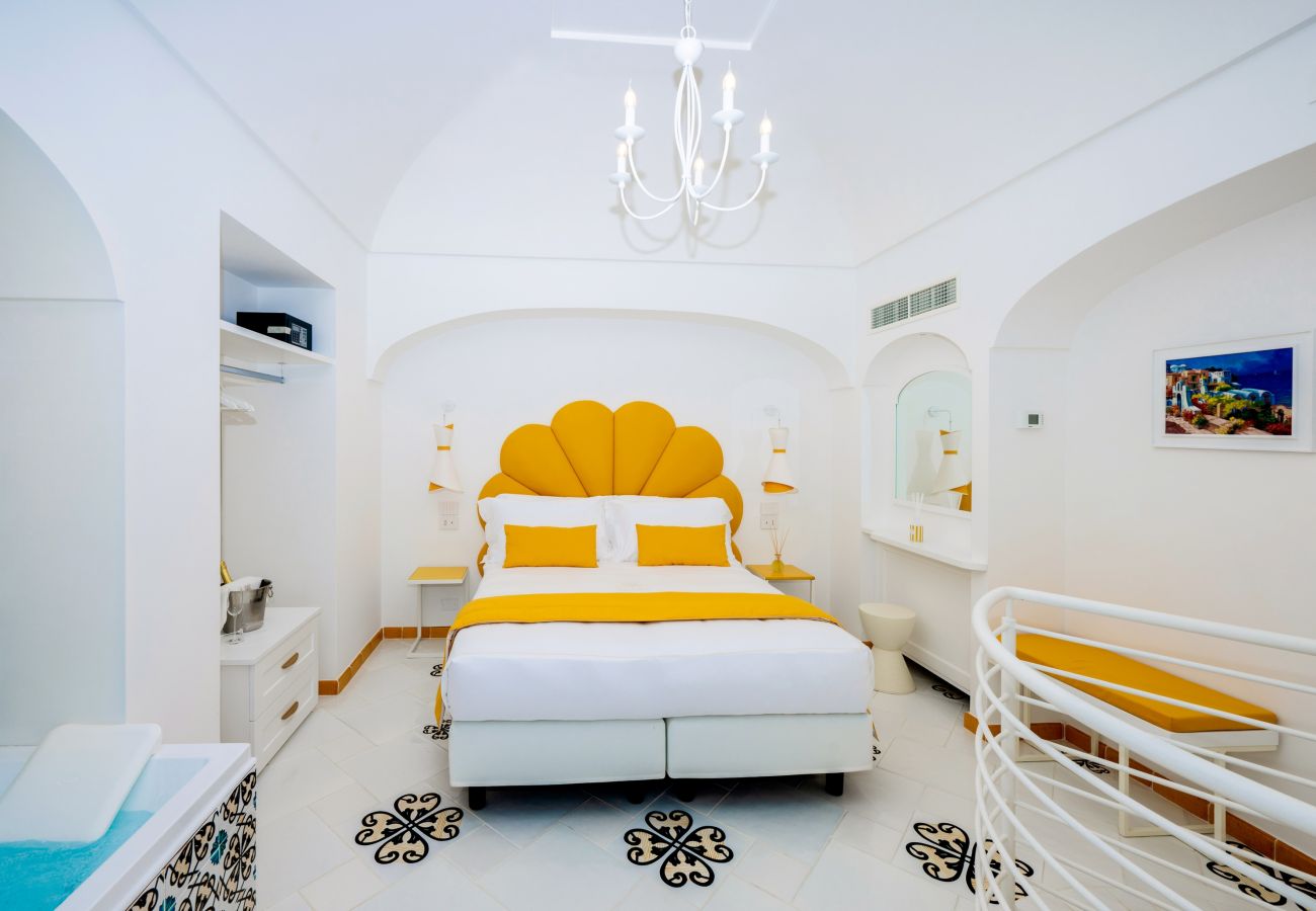Villa a Praiano - AMORE RENTALS - Villa Mare Blu con Piscina Interna Riscaldata, Vista Mare e Colazione