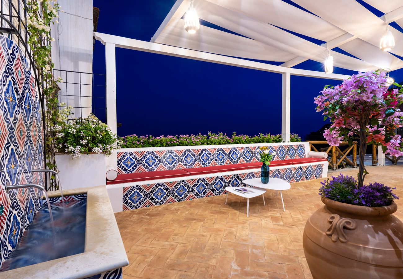 Villa a Praiano - AMORE RENTALS - Villa Mare Blu con Piscina Interna Riscaldata, Vista Mare e Colazione