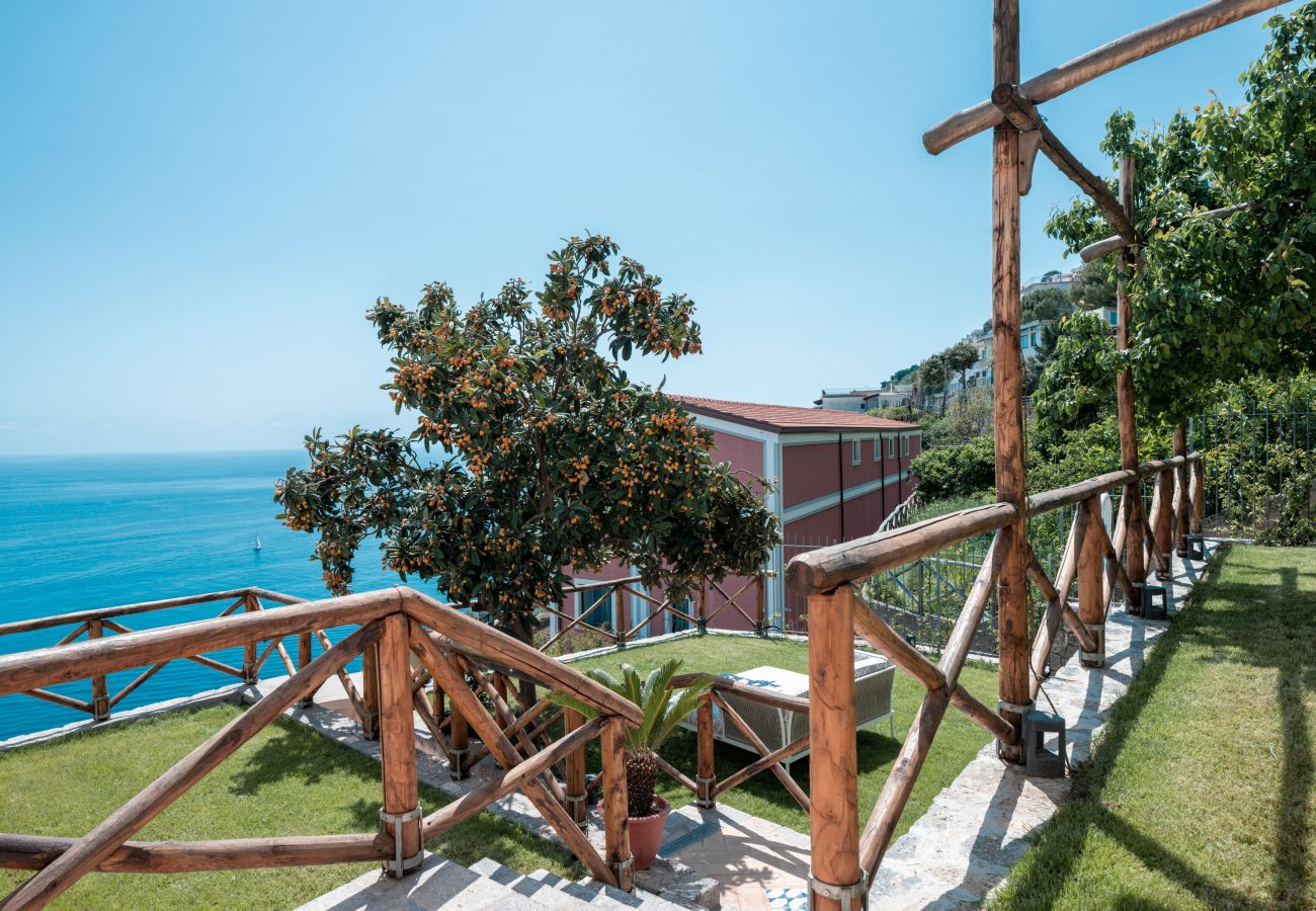 Villa a Praiano - AMORE RENTALS - Villa Mare Blu con Piscina Interna Riscaldata, Vista Mare e Colazione