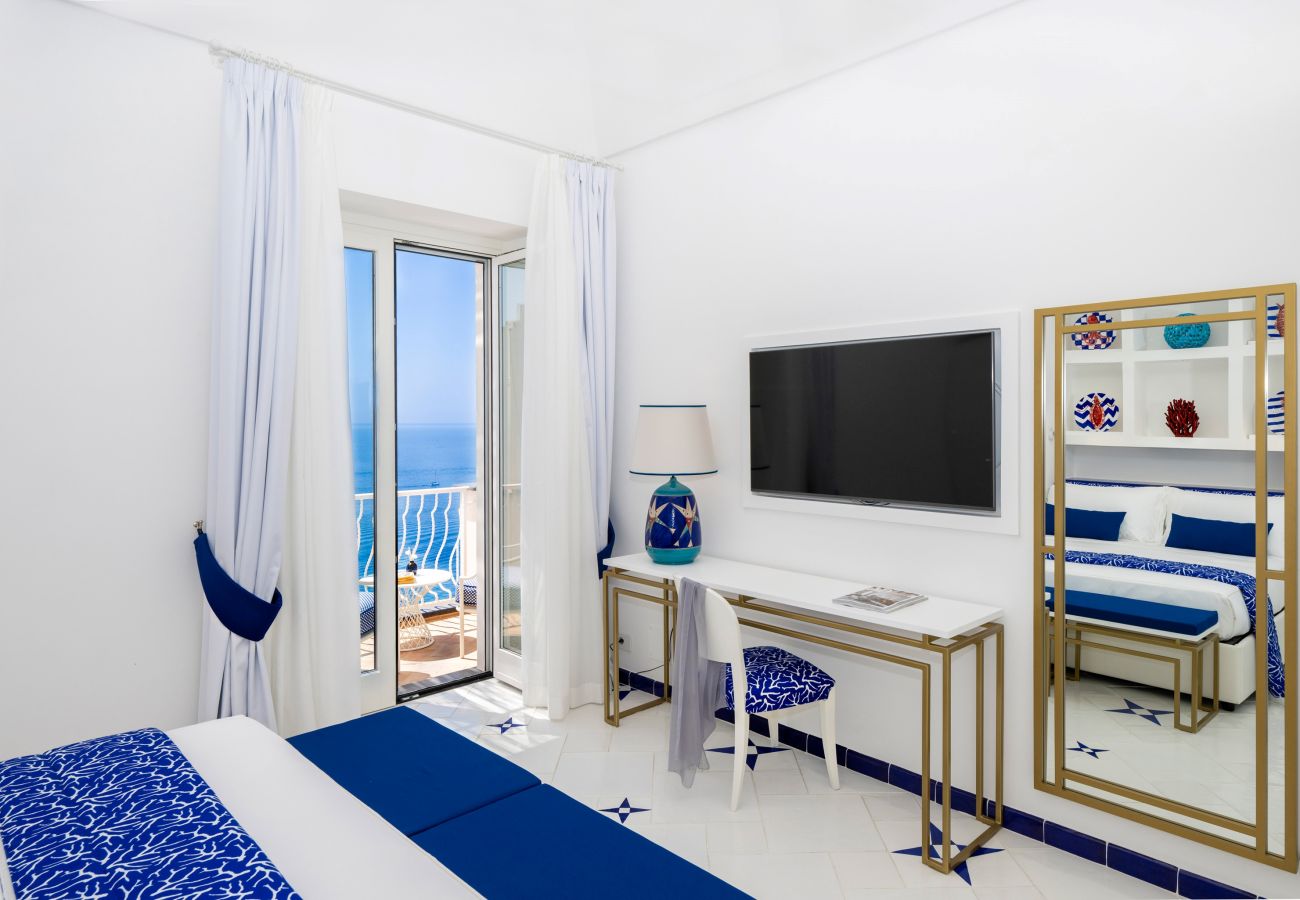 Villa a Praiano - AMORE RENTALS - Villa Mare Blu con Piscina Interna Riscaldata, Vista Mare e Colazione