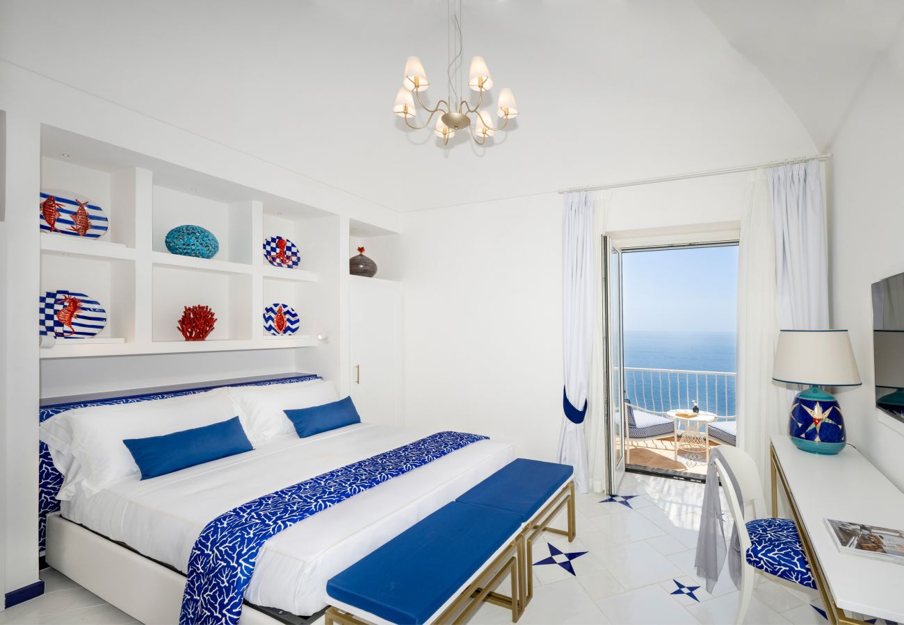 Villa a Praiano - AMORE RENTALS - Villa Mare Blu con Piscina Interna Riscaldata, Vista Mare e Colazione
