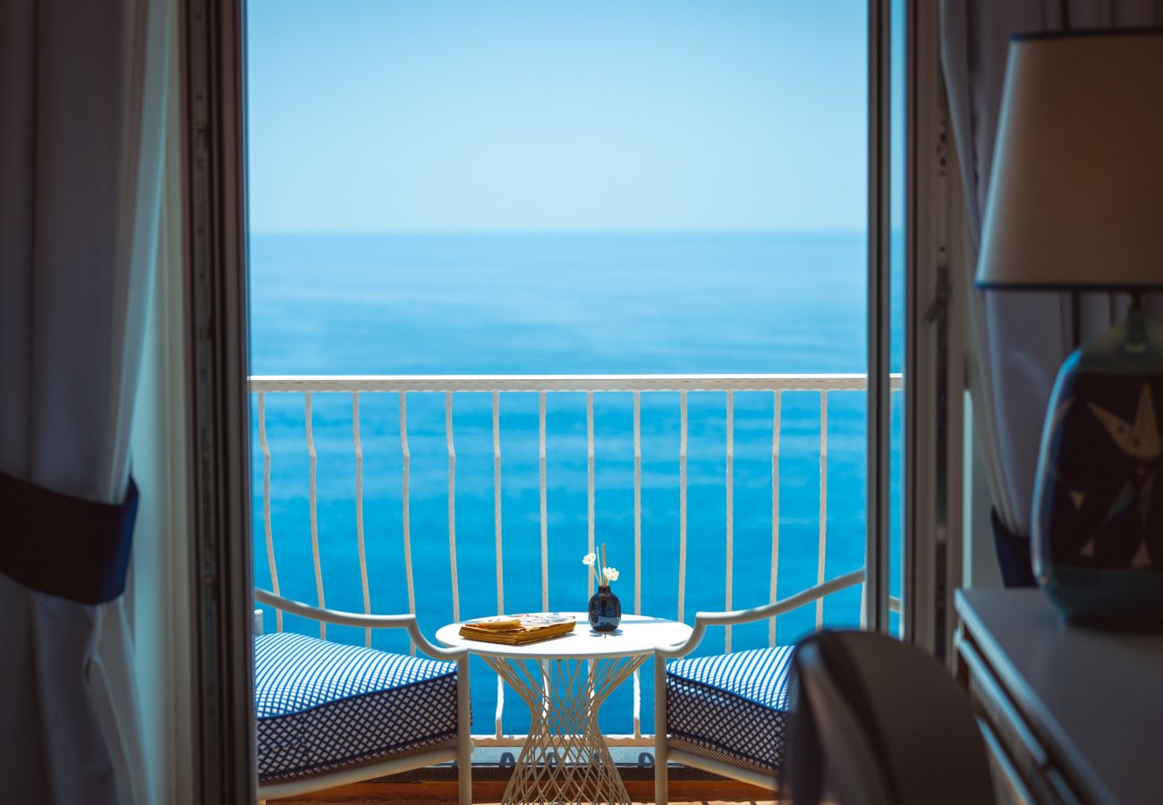 Villa a Praiano - AMORE RENTALS - Villa Mare Blu con Piscina Interna Riscaldata, Vista Mare e Colazione