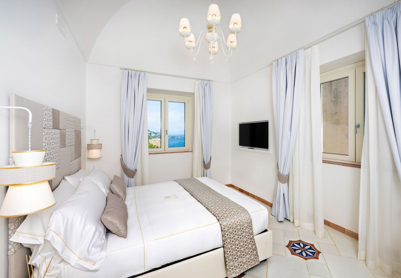 Villa a Praiano - AMORE RENTALS - Villa Mare Blu con Piscina Interna Riscaldata, Vista Mare e Colazione
