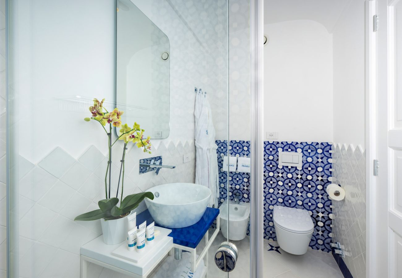 Villa a Praiano - AMORE RENTALS - Villa Mare Blu con Piscina Interna Riscaldata, Vista Mare e Colazione