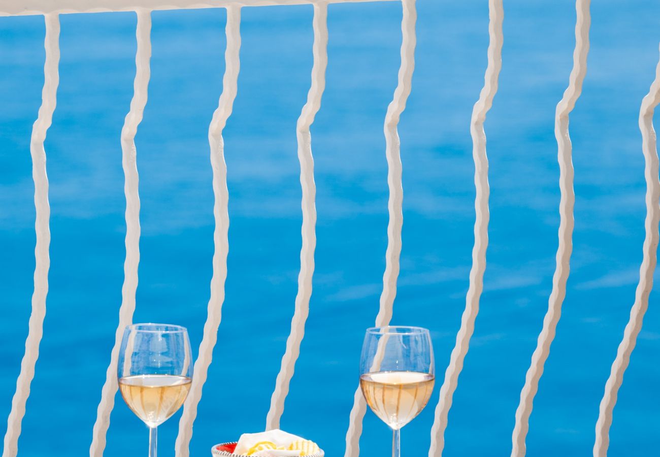 Villa a Praiano - AMORE RENTALS - Villa Mare Blu con Piscina Interna Riscaldata, Vista Mare e Colazione