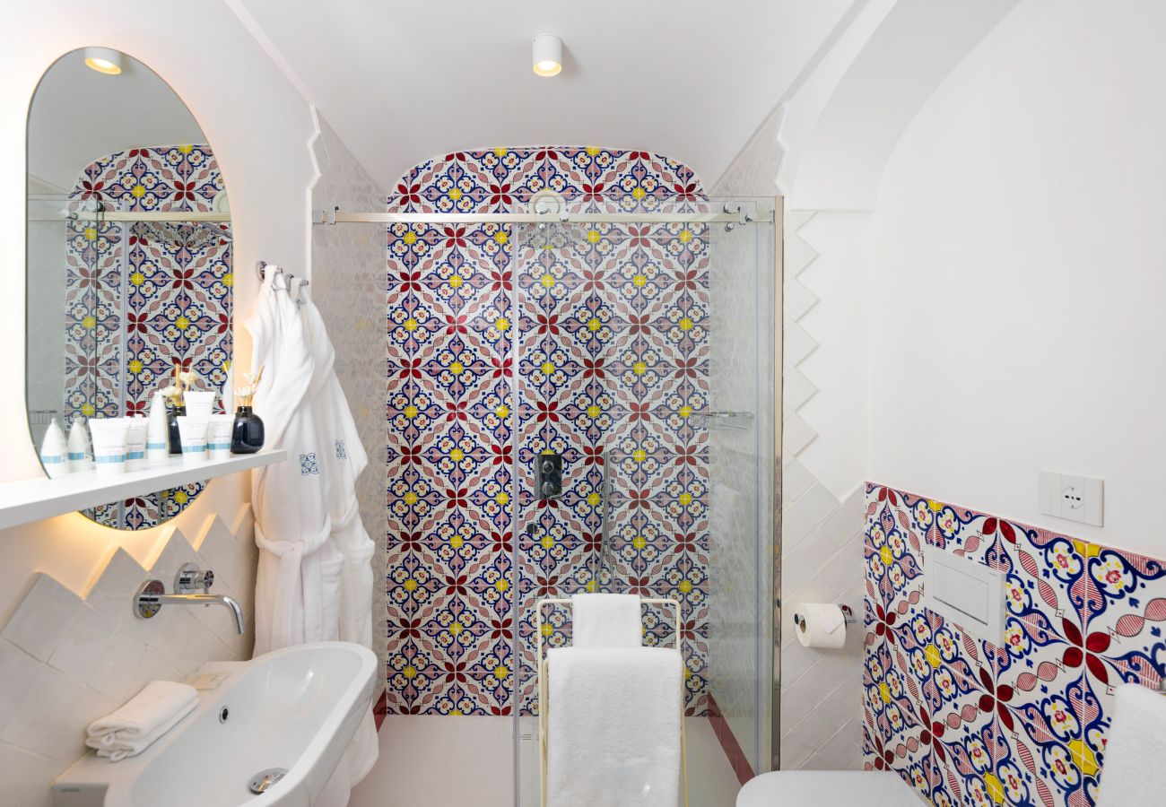 Villa a Praiano - AMORE RENTALS - Villa Mare Blu con Piscina Interna Riscaldata, Vista Mare e Colazione
