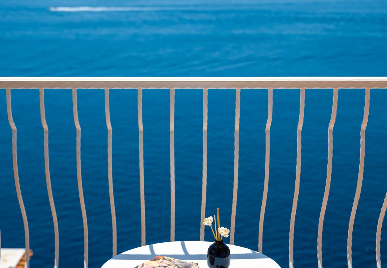 Villa a Praiano - AMORE RENTALS - Villa Mare Blu con Piscina Interna Riscaldata, Vista Mare e Colazione