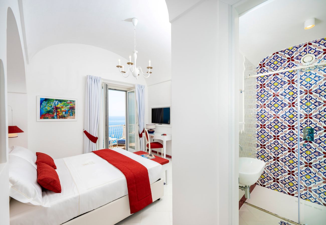 Villa a Praiano - AMORE RENTALS - Villa Mare Blu con Piscina Interna Riscaldata, Vista Mare e Colazione