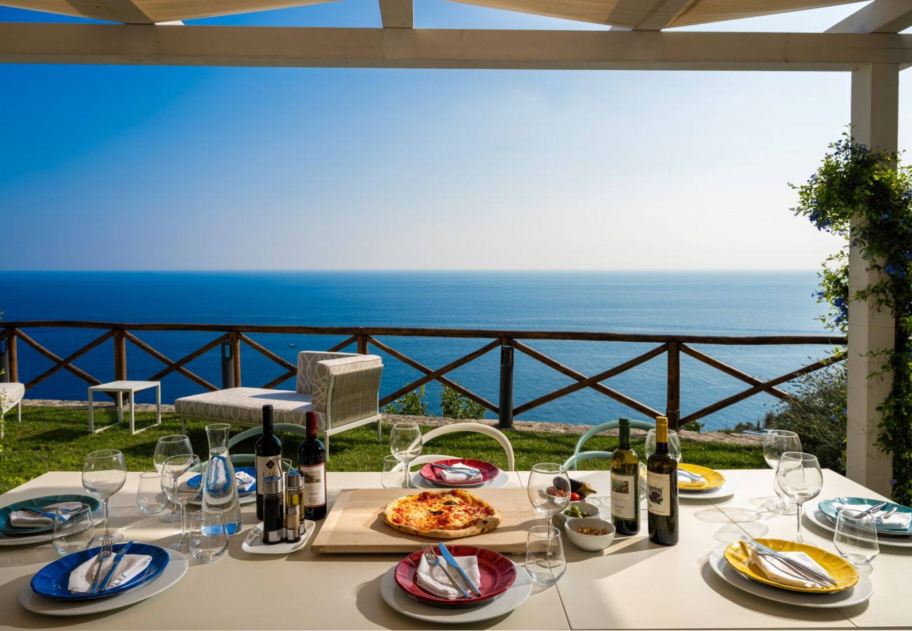 Villa a Praiano - AMORE RENTALS - Villa Mare Blu con Piscina Interna Riscaldata, Vista Mare e Colazione