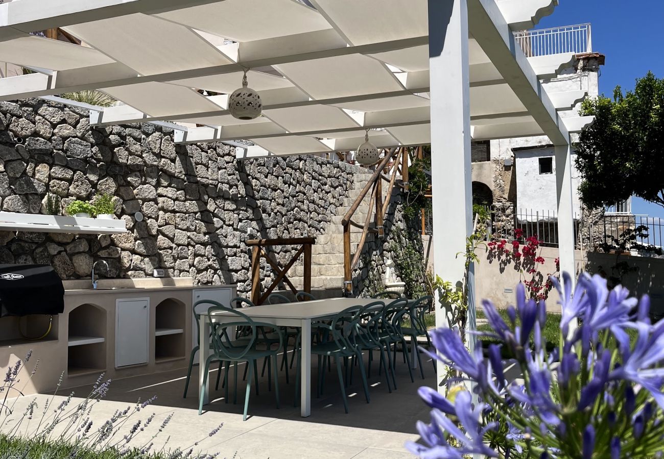 Villa a Praiano - AMORE RENTALS - Villa Mare Blu con Piscina Interna Riscaldata, Vista Mare e Colazione