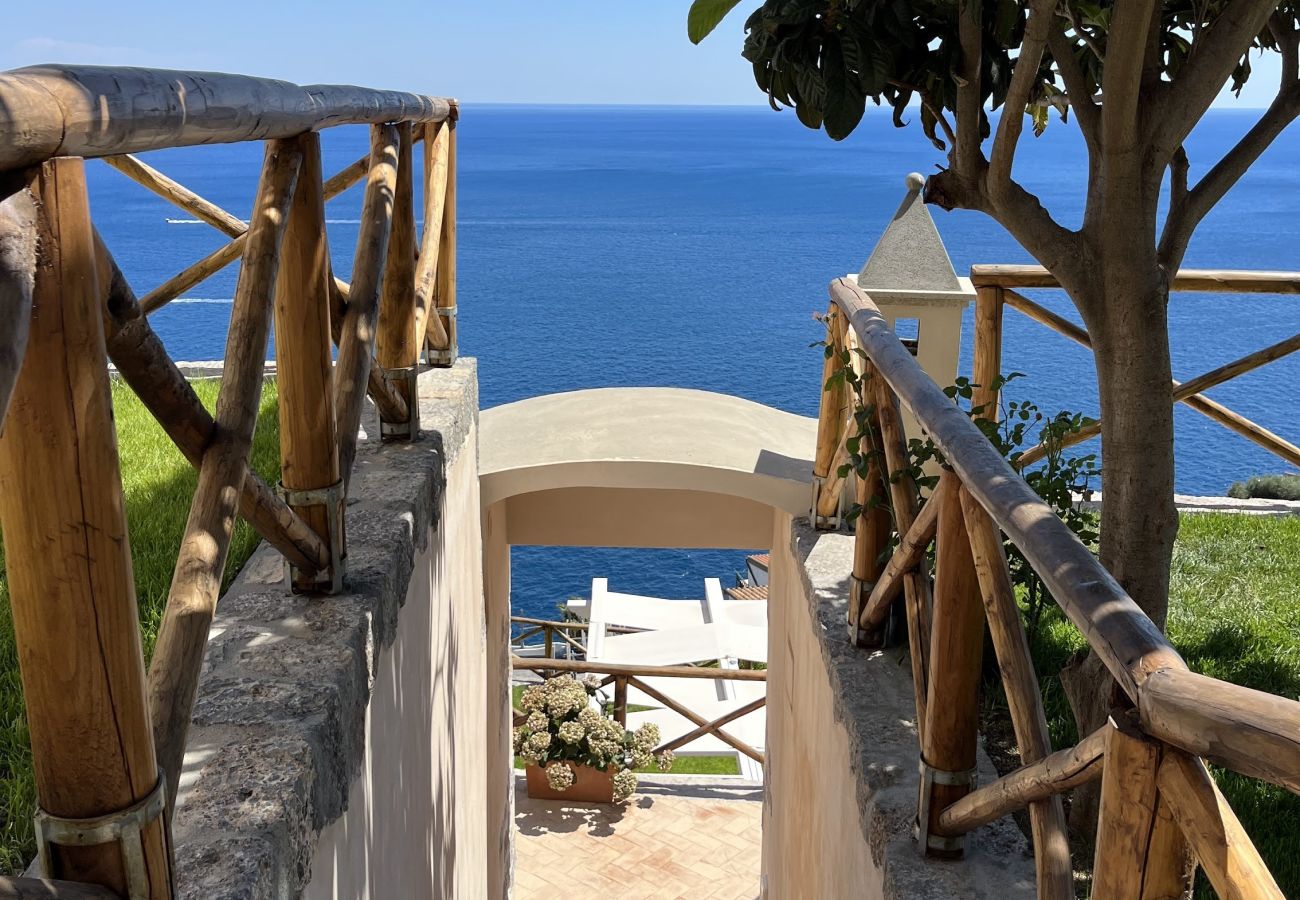 Villa a Praiano - AMORE RENTALS - Villa Mare Blu con Piscina Interna Riscaldata, Vista Mare e Colazione