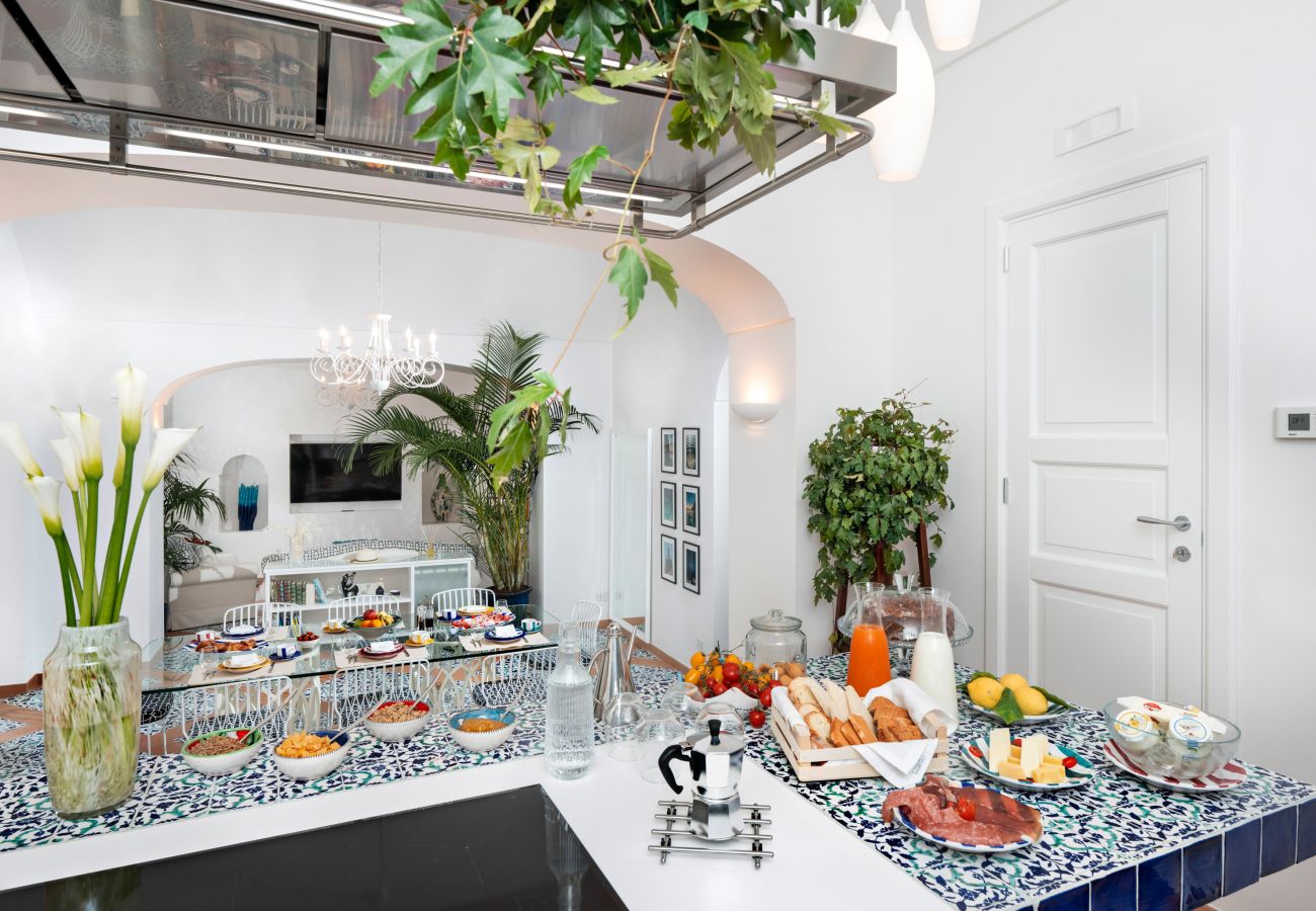 Villa a Praiano - AMORE RENTALS - Villa Mare Blu con Piscina Interna Riscaldata, Vista Mare e Colazione
