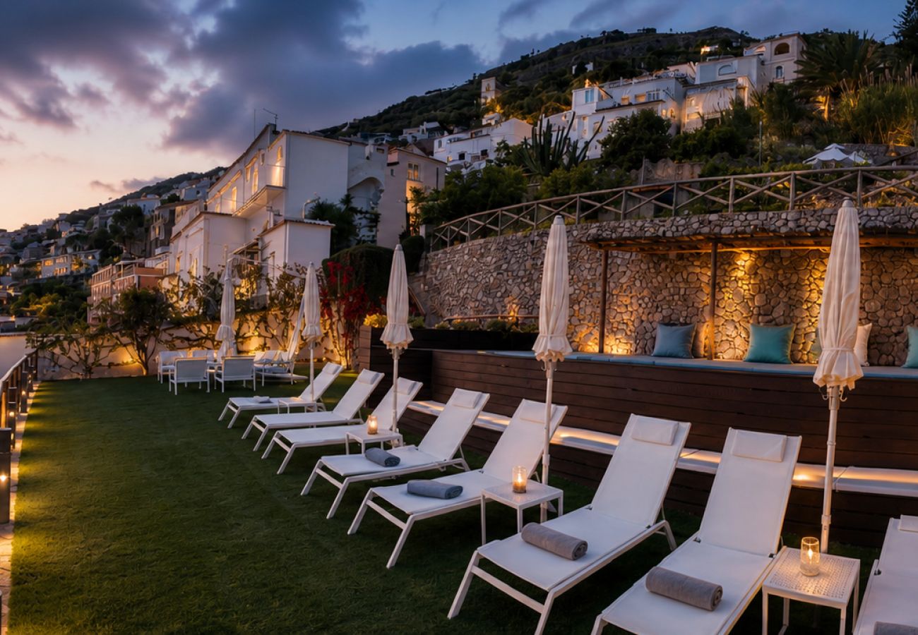 Villa a Praiano - AMORE RENTALS - Villa Mare Blu con Piscina Interna Riscaldata, Vista Mare e Colazione
