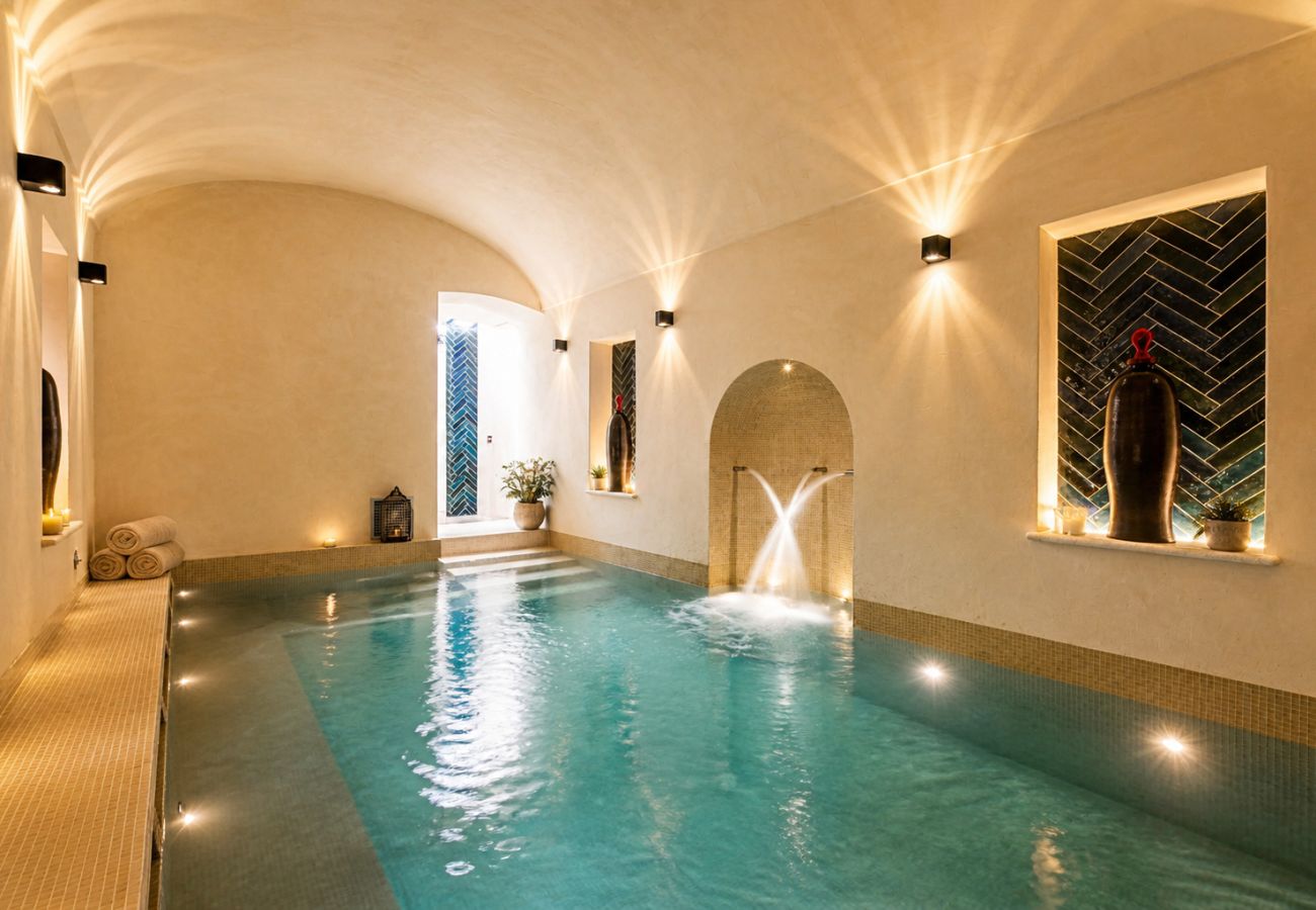 Villa a Praiano - AMORE RENTALS - Villa Mare Blu con Piscina Interna Riscaldata, Vista Mare e Colazione