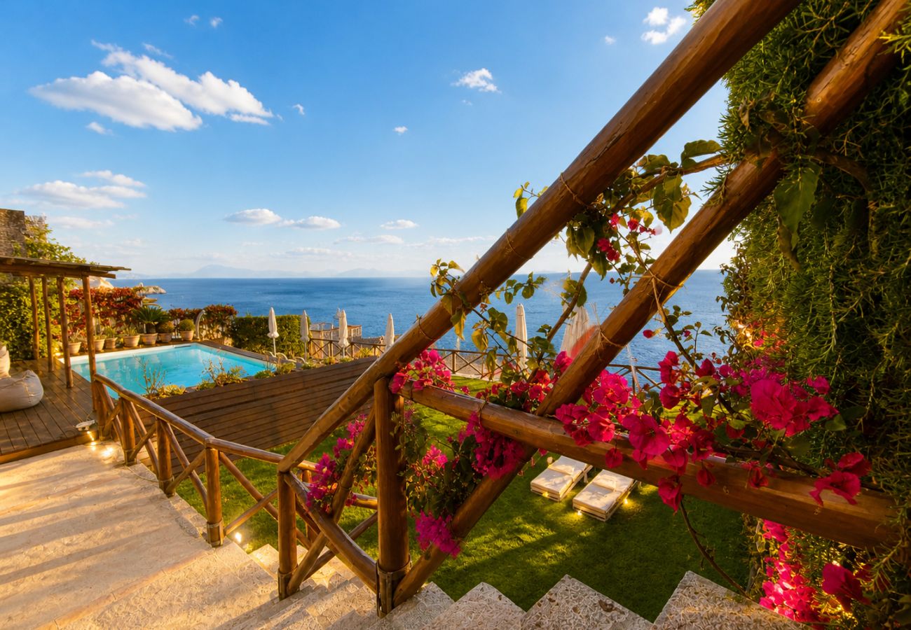 Villa a Praiano - AMORE RENTALS - Villa Mare Blu con Piscina Interna Riscaldata, Vista Mare e Colazione