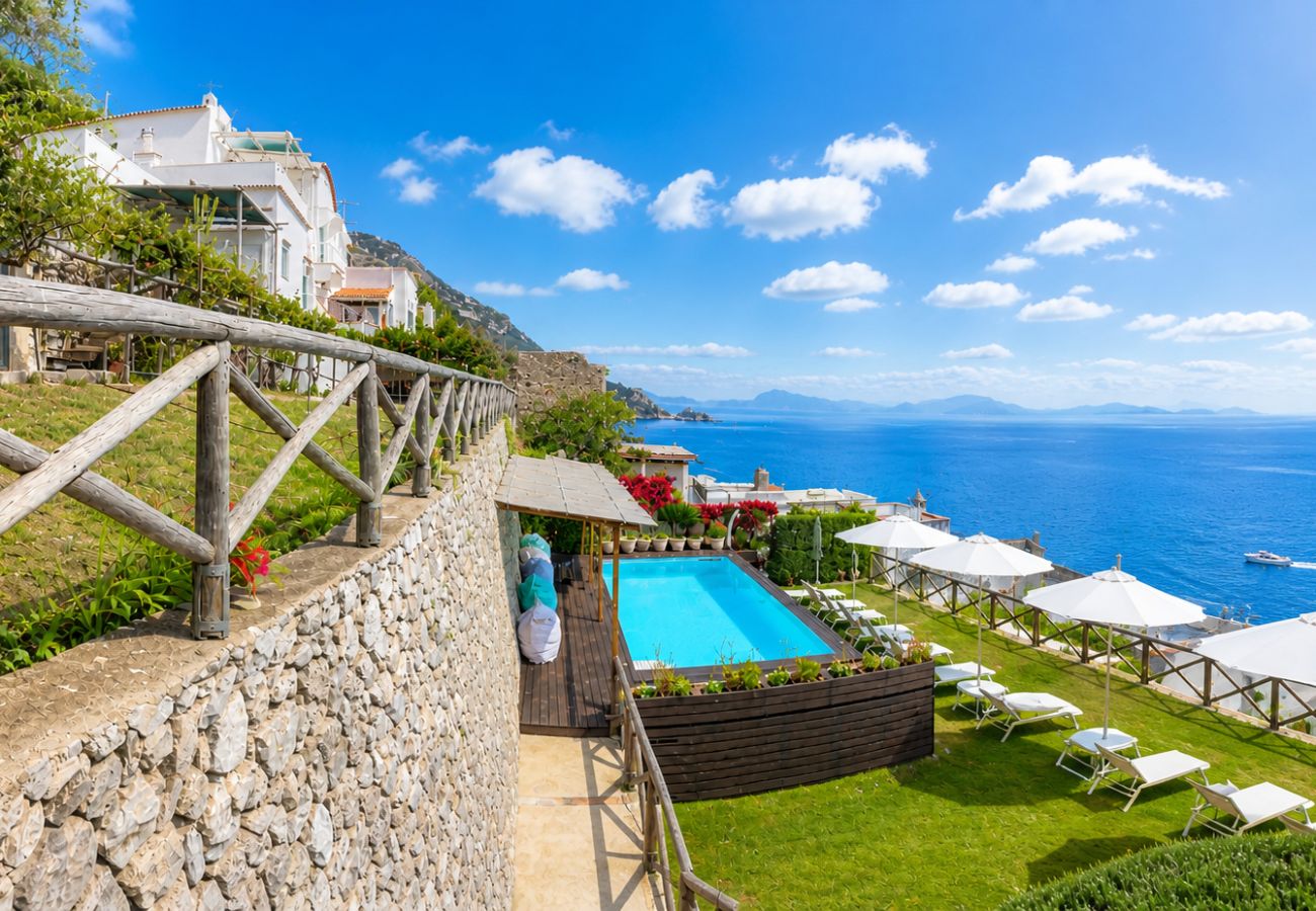 Villa a Praiano - AMORE RENTALS - Villa Mare Blu con Piscina Interna Riscaldata, Vista Mare e Colazione