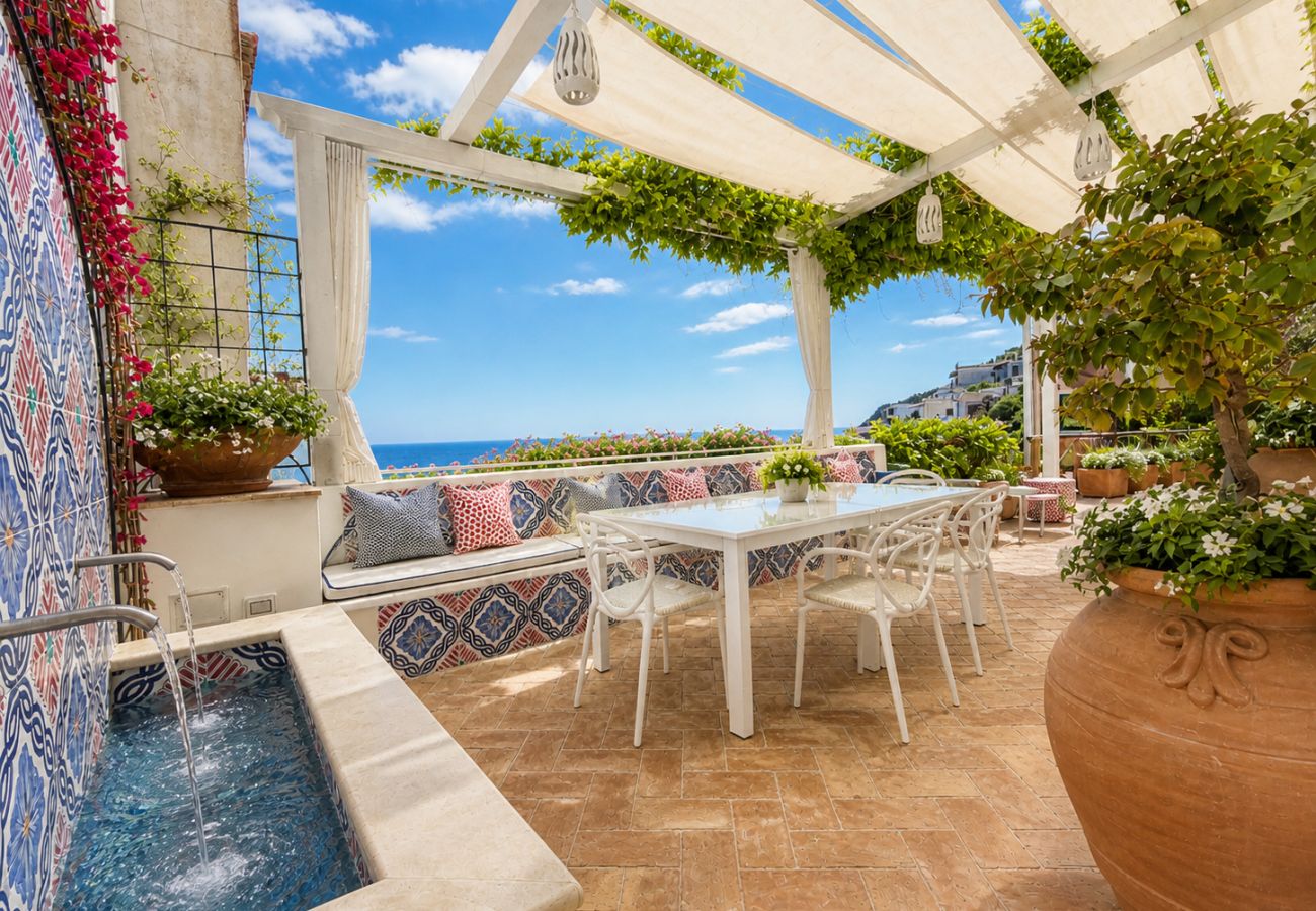 Villa a Praiano - AMORE RENTALS - Villa Mare Blu con Piscina Interna Riscaldata, Vista Mare e Colazione