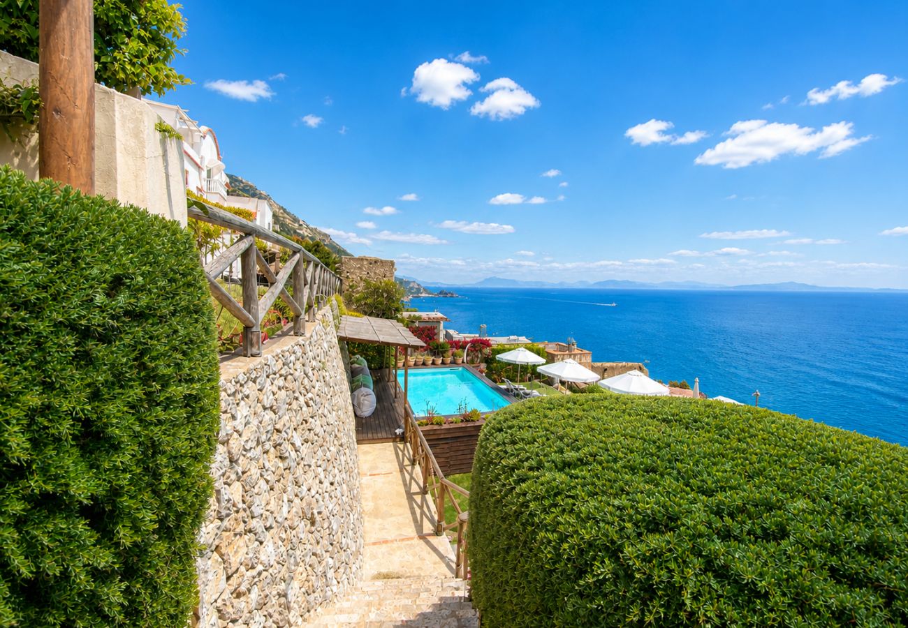 Villa a Praiano - AMORE RENTALS - Villa Mare Blu con Piscina Interna Riscaldata, Vista Mare e Colazione