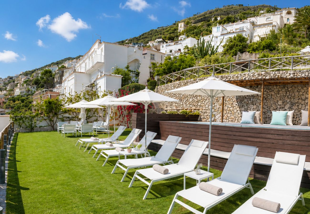 Villa a Praiano - AMORE RENTALS - Villa Mare Blu con Piscina Interna Riscaldata, Vista Mare e Colazione