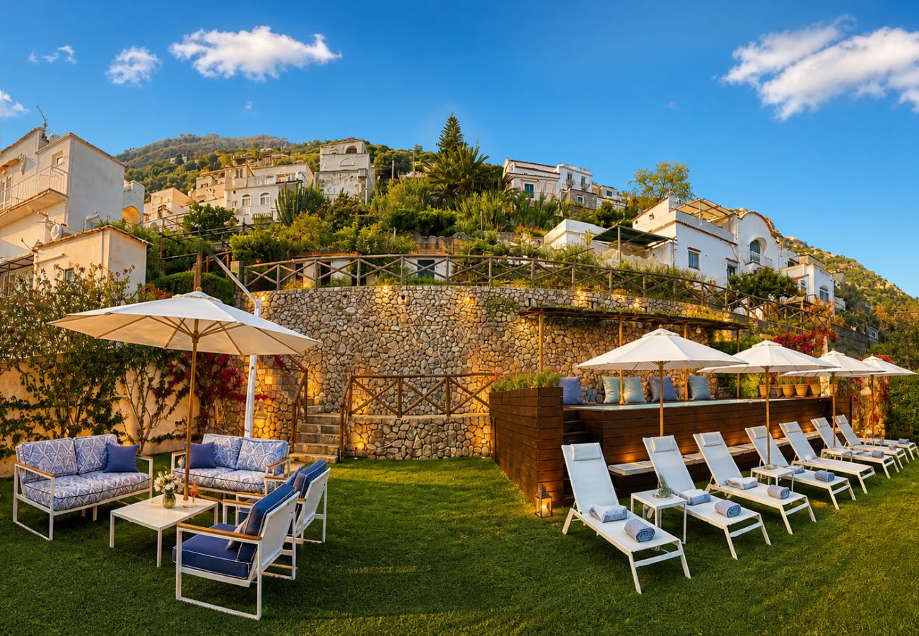 Villa a Praiano - AMORE RENTALS - Villa Mare Blu con Piscina Interna Riscaldata, Vista Mare e Colazione