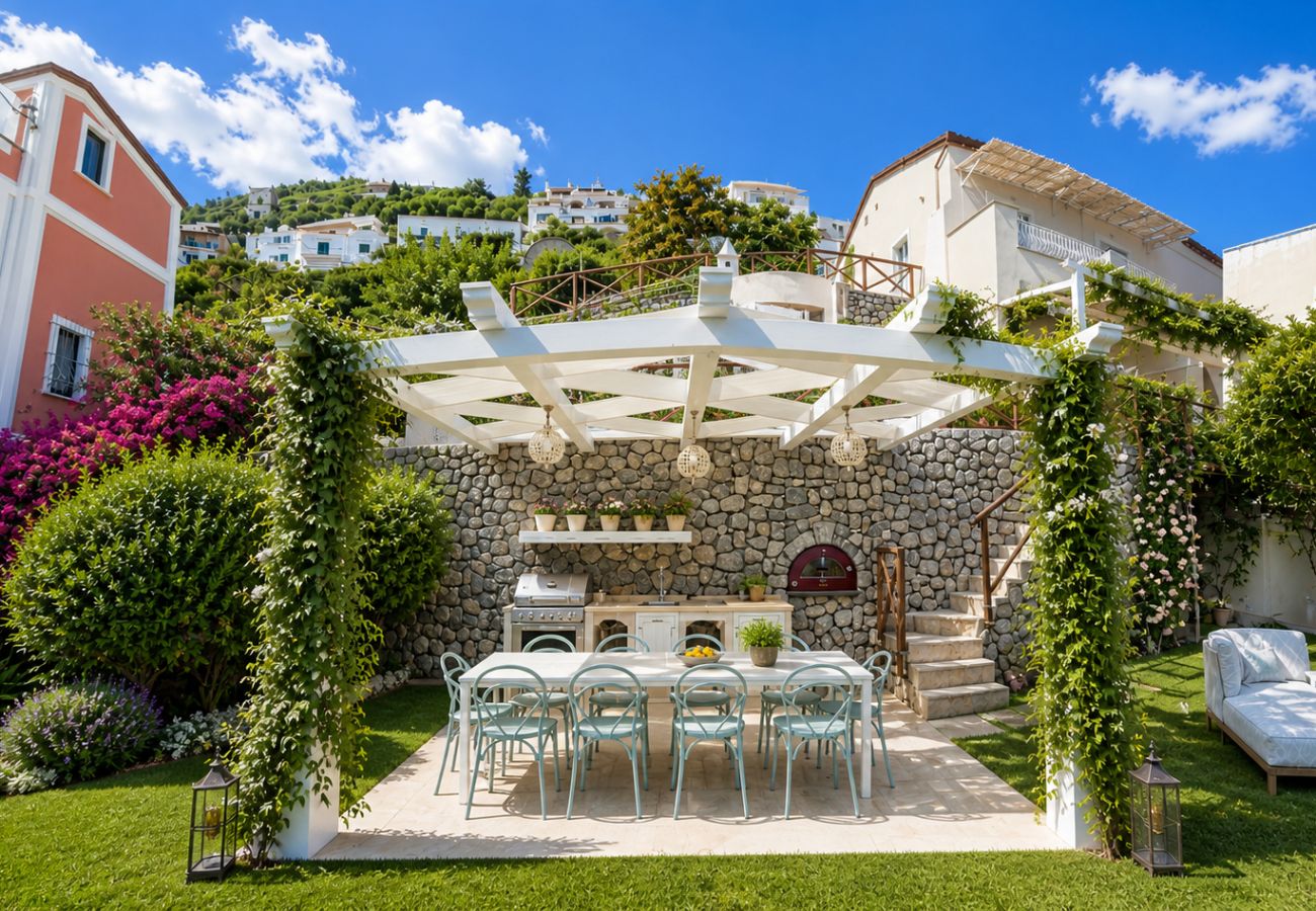 Villa a Praiano - AMORE RENTALS - Villa Mare Blu con Piscina Interna Riscaldata, Vista Mare e Colazione
