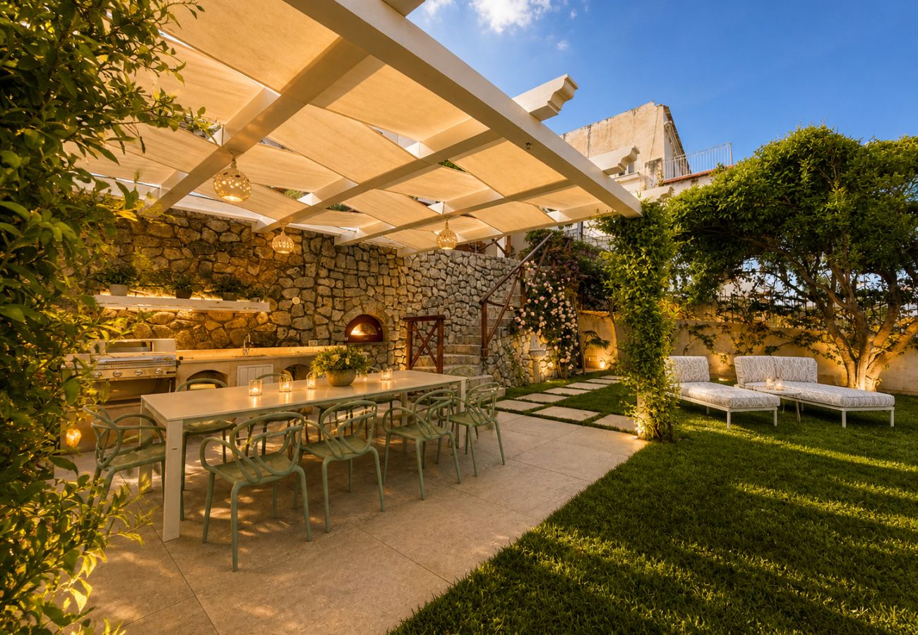 Villa a Praiano - AMORE RENTALS - Villa Mare Blu con Piscina Interna Riscaldata, Vista Mare e Colazione