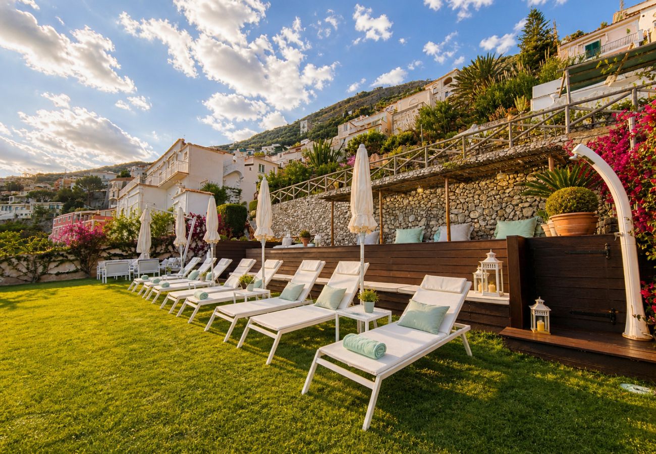 Villa a Praiano - AMORE RENTALS - Villa Mare Blu con Piscina Interna Riscaldata, Vista Mare e Colazione