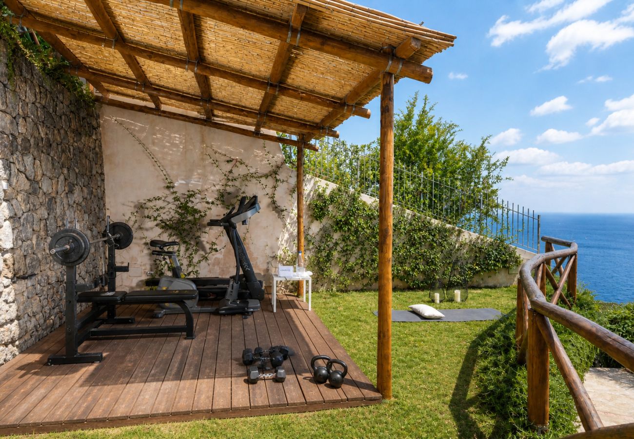 Villa a Praiano - AMORE RENTALS - Villa Mare Blu con Piscina Interna Riscaldata, Vista Mare e Colazione