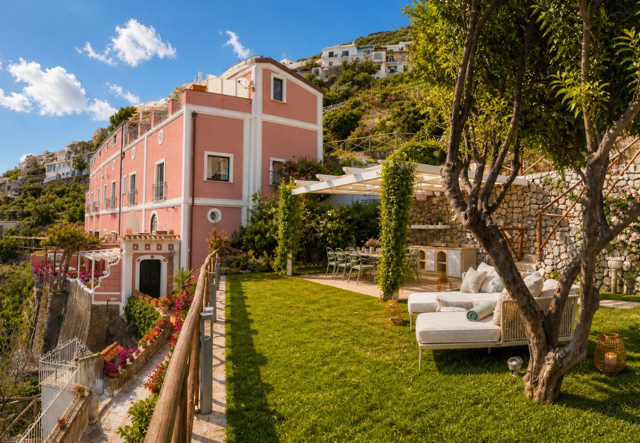 Villa a Praiano - AMORE RENTALS - Villa Mare Blu con Piscina Interna Riscaldata, Vista Mare e Colazione