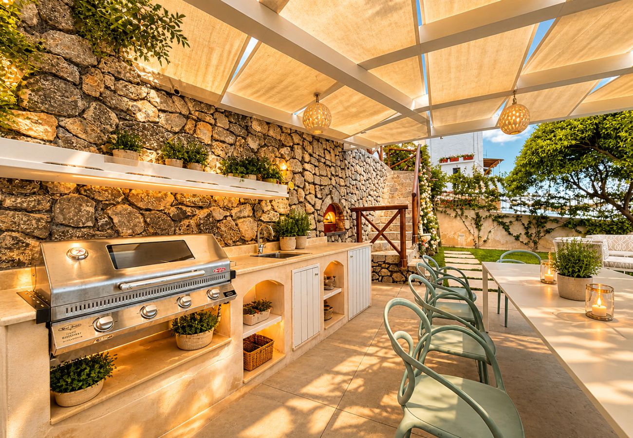 Villa a Praiano - AMORE RENTALS - Villa Mare Blu con Piscina Interna Riscaldata, Vista Mare e Colazione