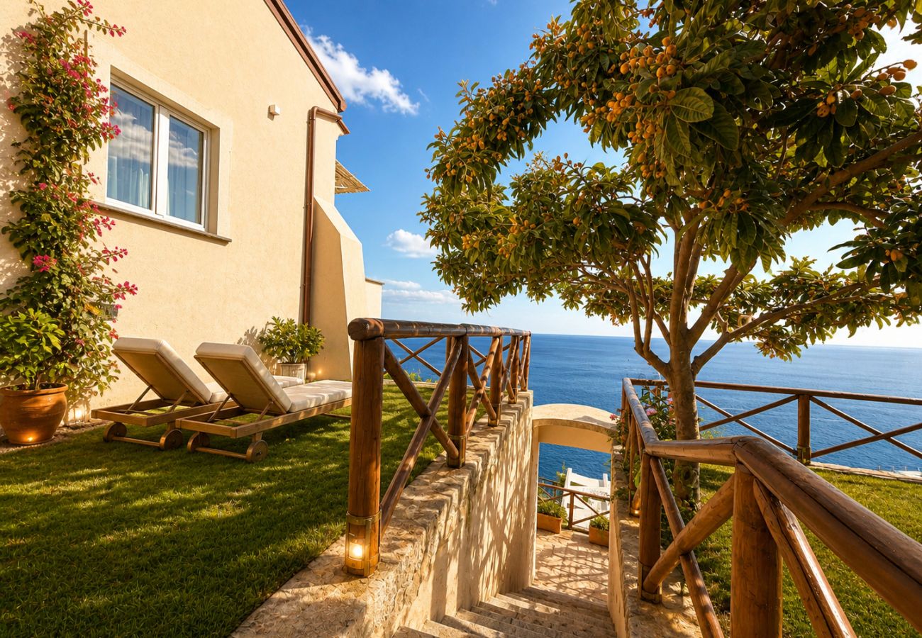 Villa a Praiano - AMORE RENTALS - Villa Mare Blu con Piscina Interna Riscaldata, Vista Mare e Colazione