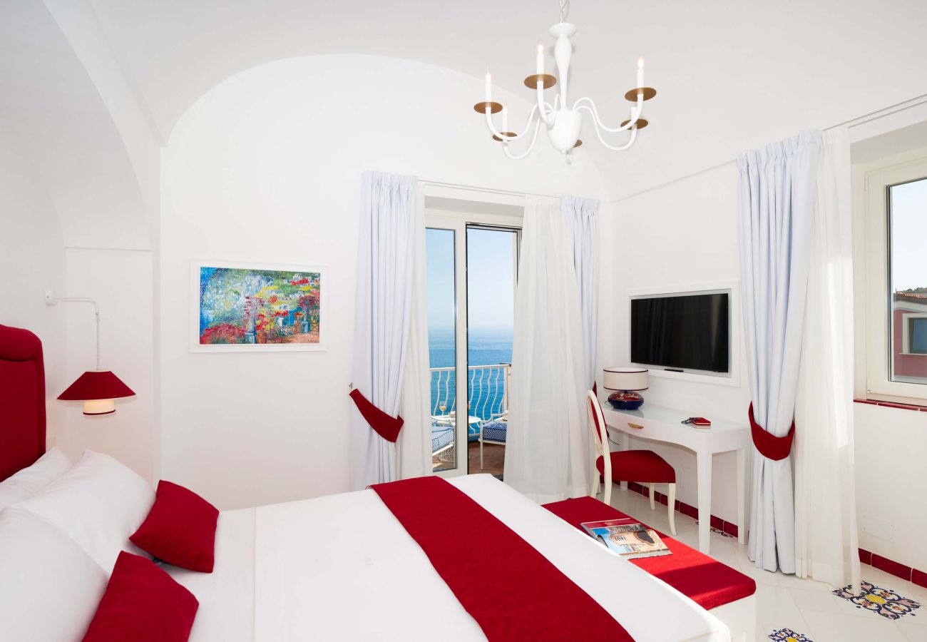 Villa a Praiano - AMORE RENTALS - Villa Mare Blu con Piscina Interna Riscaldata, Vista Mare e Colazione