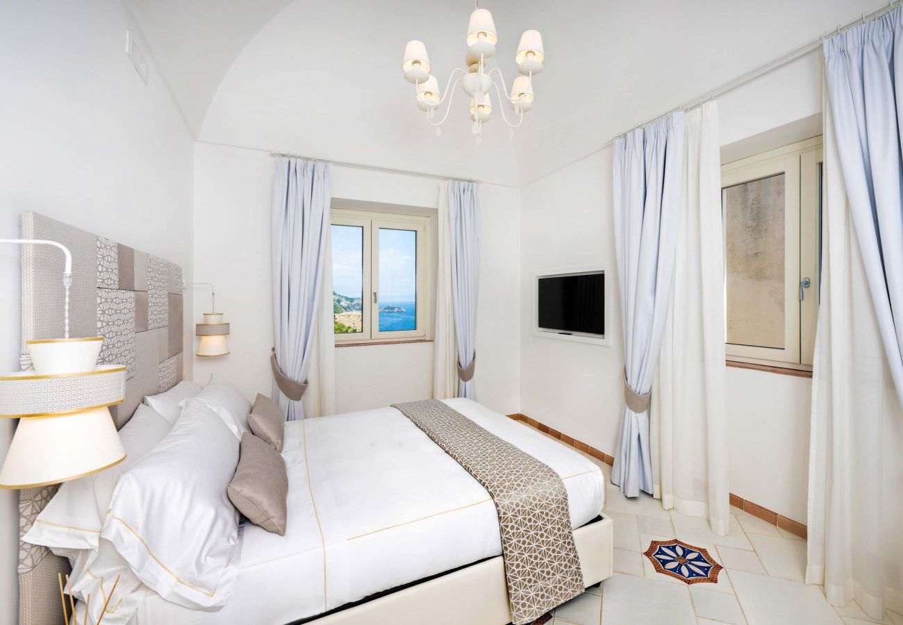 Villa a Praiano - AMORE RENTALS - Villa Mare Blu con Piscina Interna Riscaldata, Vista Mare e Colazione