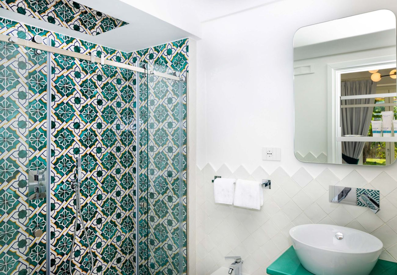 Villa a Praiano - AMORE RENTALS - Villa Mare Blu con Piscina Interna Riscaldata, Vista Mare e Colazione