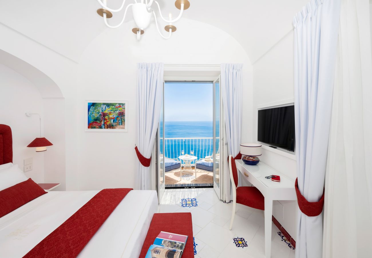 Villa a Praiano - AMORE RENTALS - Villa Mare Blu con Piscina Interna Riscaldata, Vista Mare e Colazione