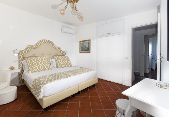 Villa a Massa Lubrense - AMORE RENTALS - Resort Ravenna - Villa Dama con Vasca Idromassaggio, Piscina Condivisa, Ideale per Eventi