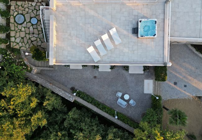 Villa a Massa Lubrense - AMORE RENTALS - Resort Ravenna - The Villa con Piscina Condivisa, Vasca Idromassaggio, Ideale per Eventi