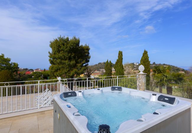 Villa a Massa Lubrense - AMORE RENTALS - Resort Ravenna - The Villa con Piscina Privata, Vasca Idromassaggio, Ideale per Eventi Villa a Massa Lubrense - AMORE RENTALS - Resort Ravenna - The Villa con Piscina Privata, Vasca Idromassaggio, Ideale per Eventi