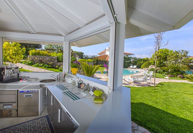 Villa a Massa Lubrense - AMORE RENTALS - Resort Ravenna - Villa Cavaliere con Terrazza, Piscina condivisa, Ideale per Eventi Villa a Massa Lubrense - AMORE RENTALS - Resort Ravenna - Villa Cavaliere con Terrazza, Piscina condivisa, Ideale per Eventi