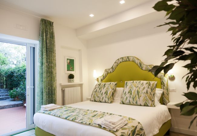 Villa a Massa Lubrense - AMORE RENTALS - Resort Ravenna con Piscina condivisa, Vasche Idromassaggio, Terrazze, Ideale per Eventi