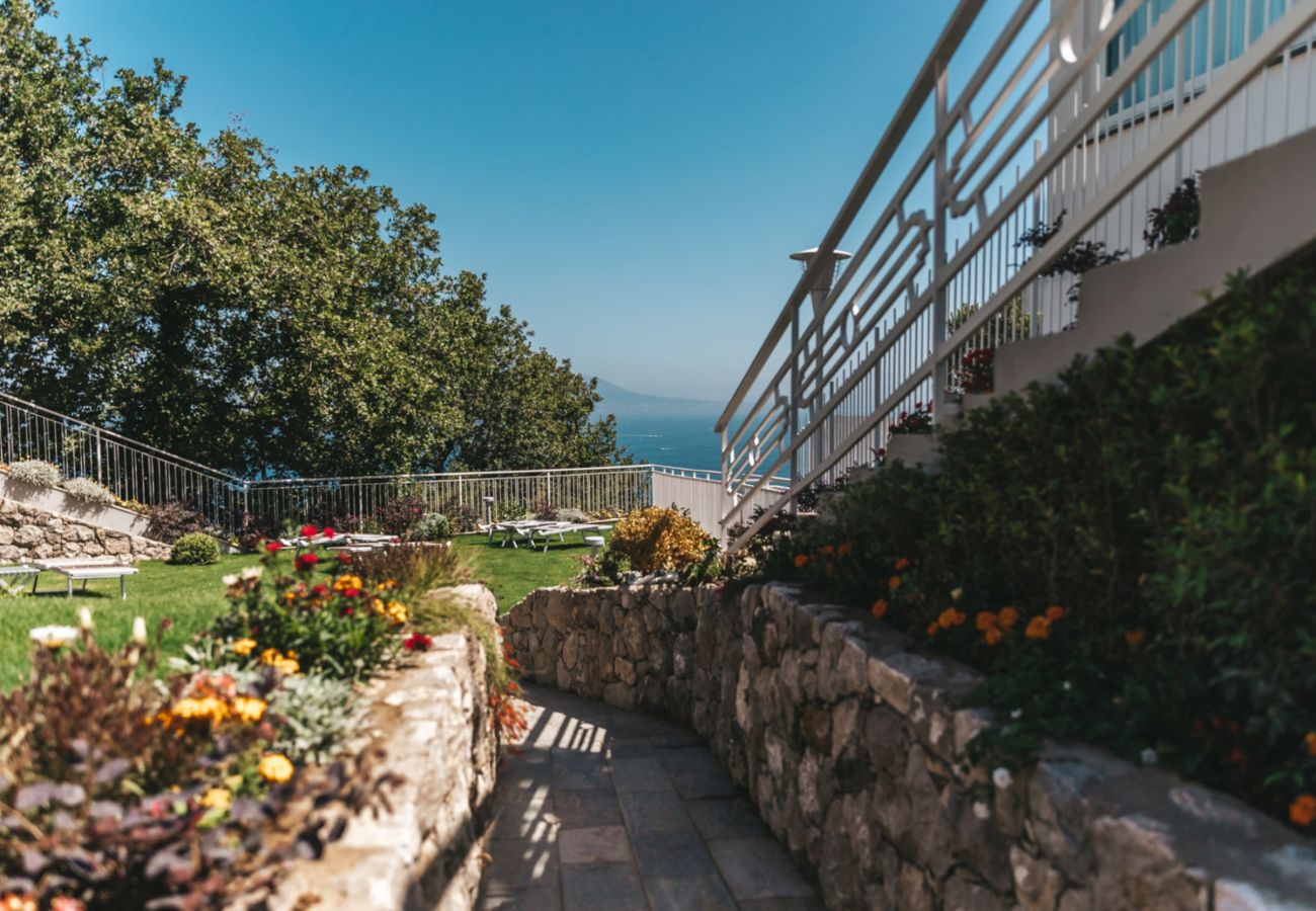 Villa a Sorrento - AMORE RENTALS - Villa Sacco con Piscine Private, Vista Mare, Ideale per Vacanze di Lusso