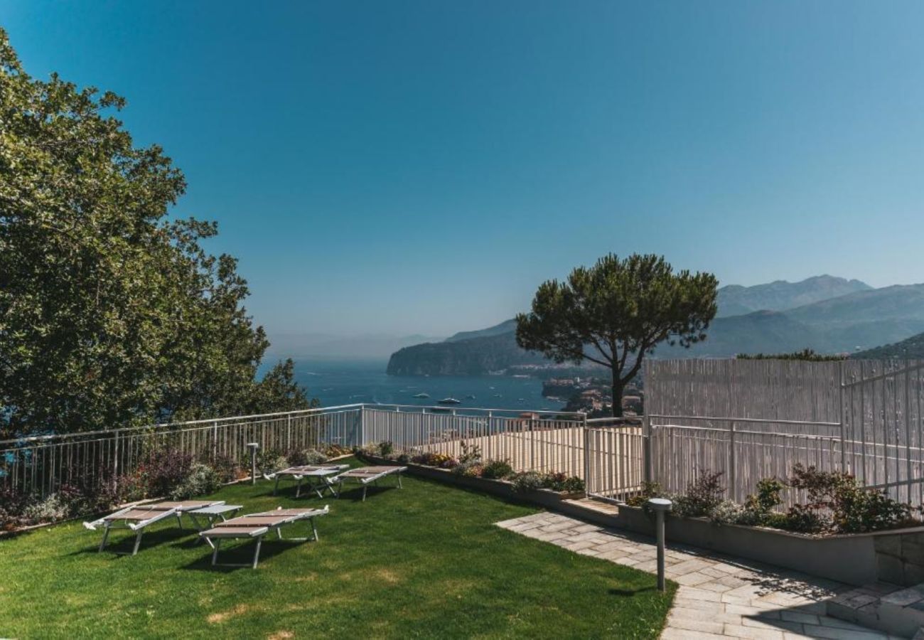 Villa a Sorrento - AMORE RENTALS - Villa Sacco con Piscine Private, Vista Mare, Ideale per Vacanze di Lusso