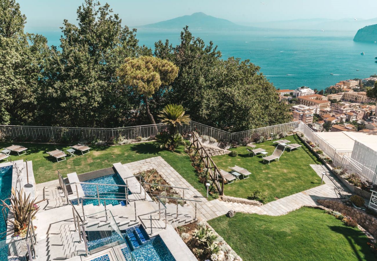 Villa a Sorrento - AMORE RENTALS - Villa Sacco con Piscine Private, Vista Mare, Ideale per Vacanze di Lusso